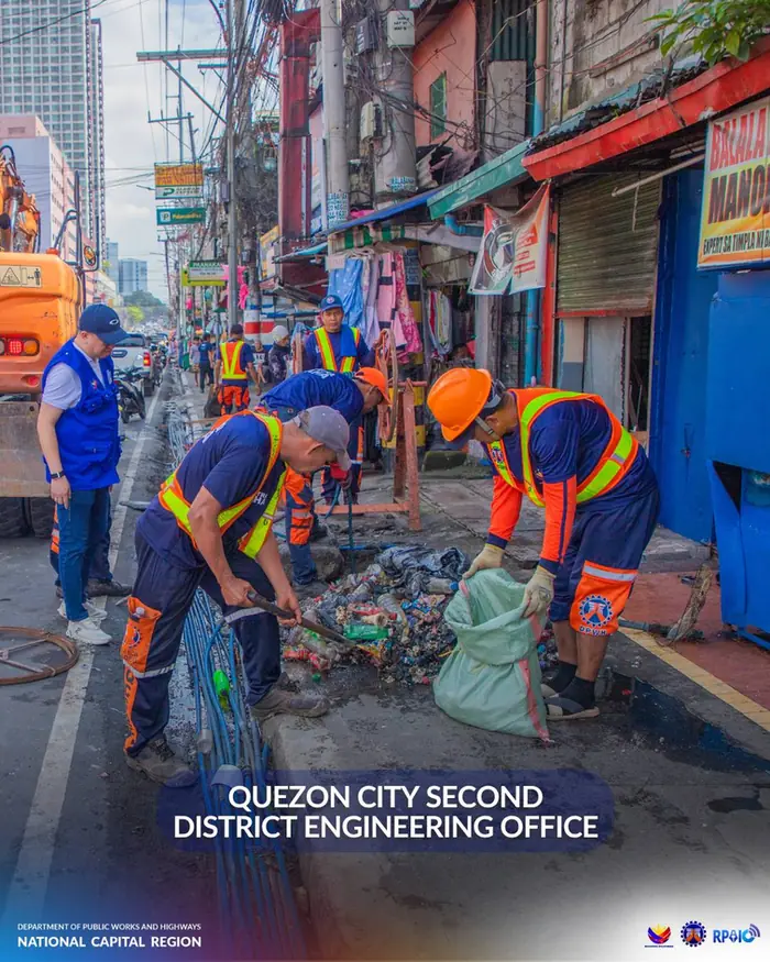 Declogging a street drain, Quezon City Second District Engineering Office